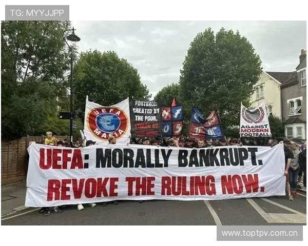 欧足联因水晶宫球迷嘲讽横幅罚款1万欧 强硬回应引争议